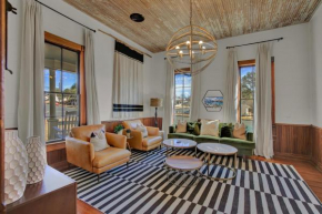 Gorgeous Home 1 Blk from Main with Hot Tub & Fire Pit!